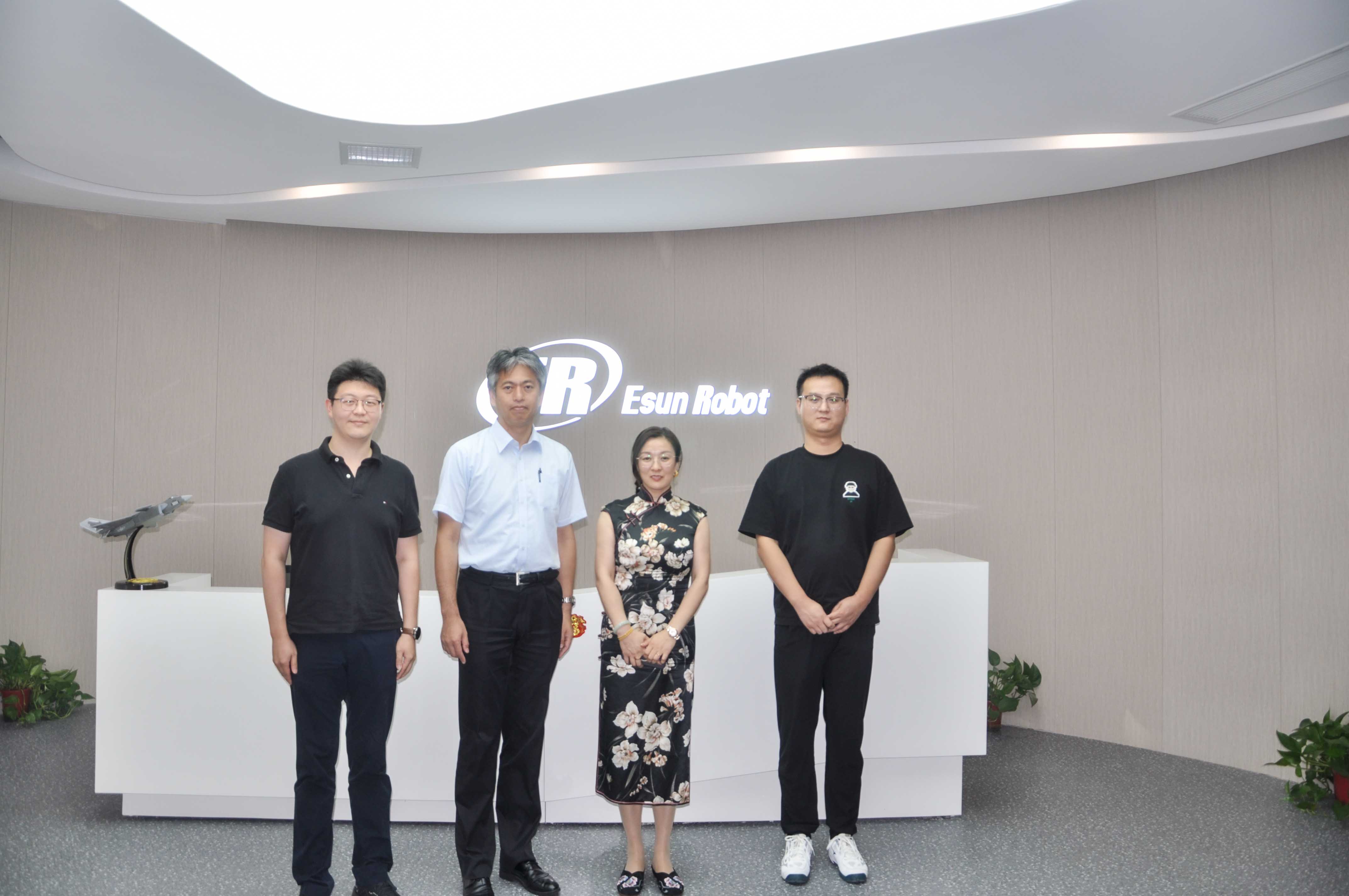 热烈欢迎EPSON岩崎副总经理一行莅临BSport体育官网机器人参观！