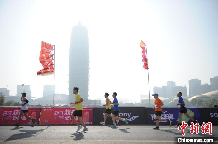 天地之中畅跑郑州：如意湖畔鸣枪开跑，近四万