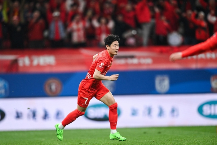 武磊替补登场20分钟梅开二度 上海海港主场4-1力