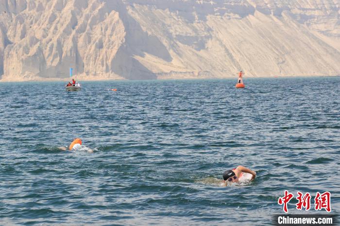 百余名选手挑战环龙羊湖马拉松接力赛 水上竞技