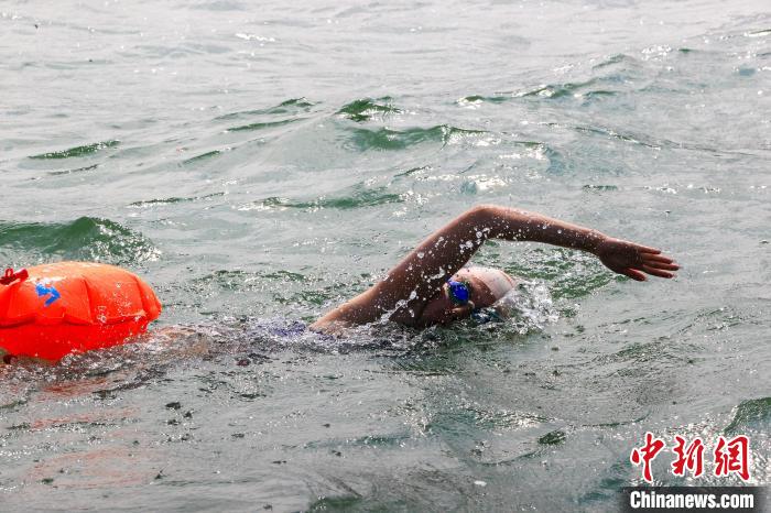 百余名选手挑战环龙羊湖马拉松接力赛 水上竞技