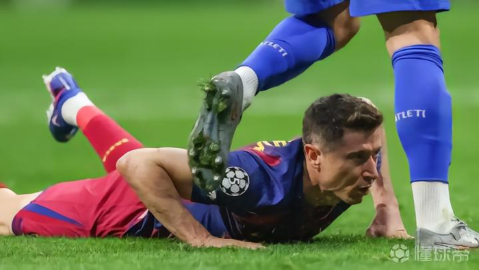 莱万未来悬而未决 巴萨续约降薪引争议 米兰放弃