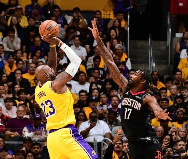 湖人主场大胜火箭 詹姆斯27助攻肯纳德狂砍27分奠