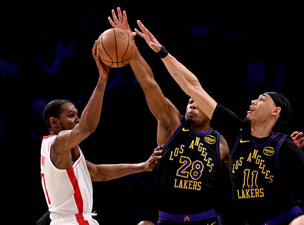 杜兰特对阵湖人三战累计20次失误引热议